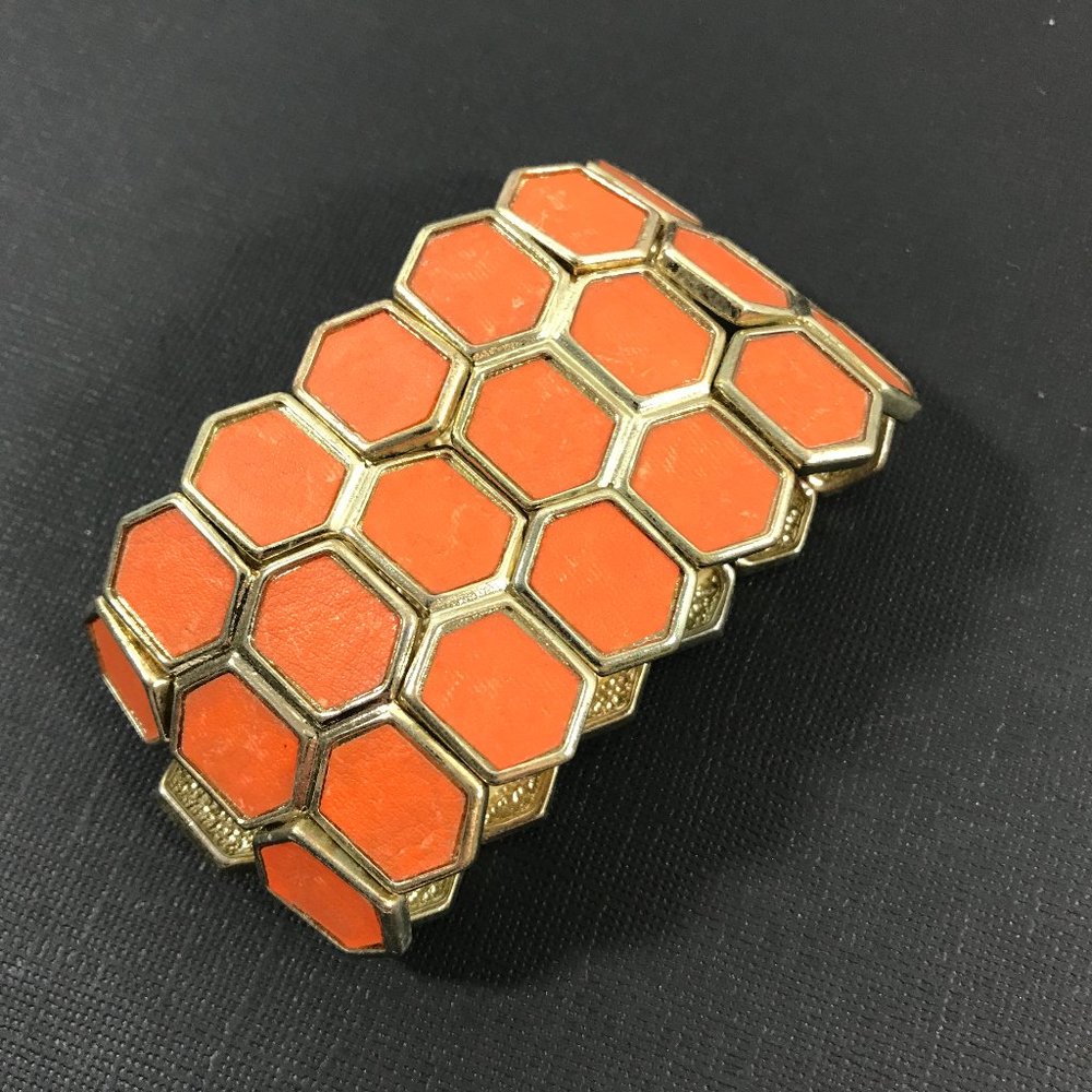 Matte honeycomb vinyl stretch bracelet gold tone